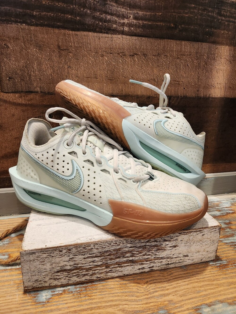 Nike Men's/ Women's Low-Top Training Sneakers in Mint Green and Gum